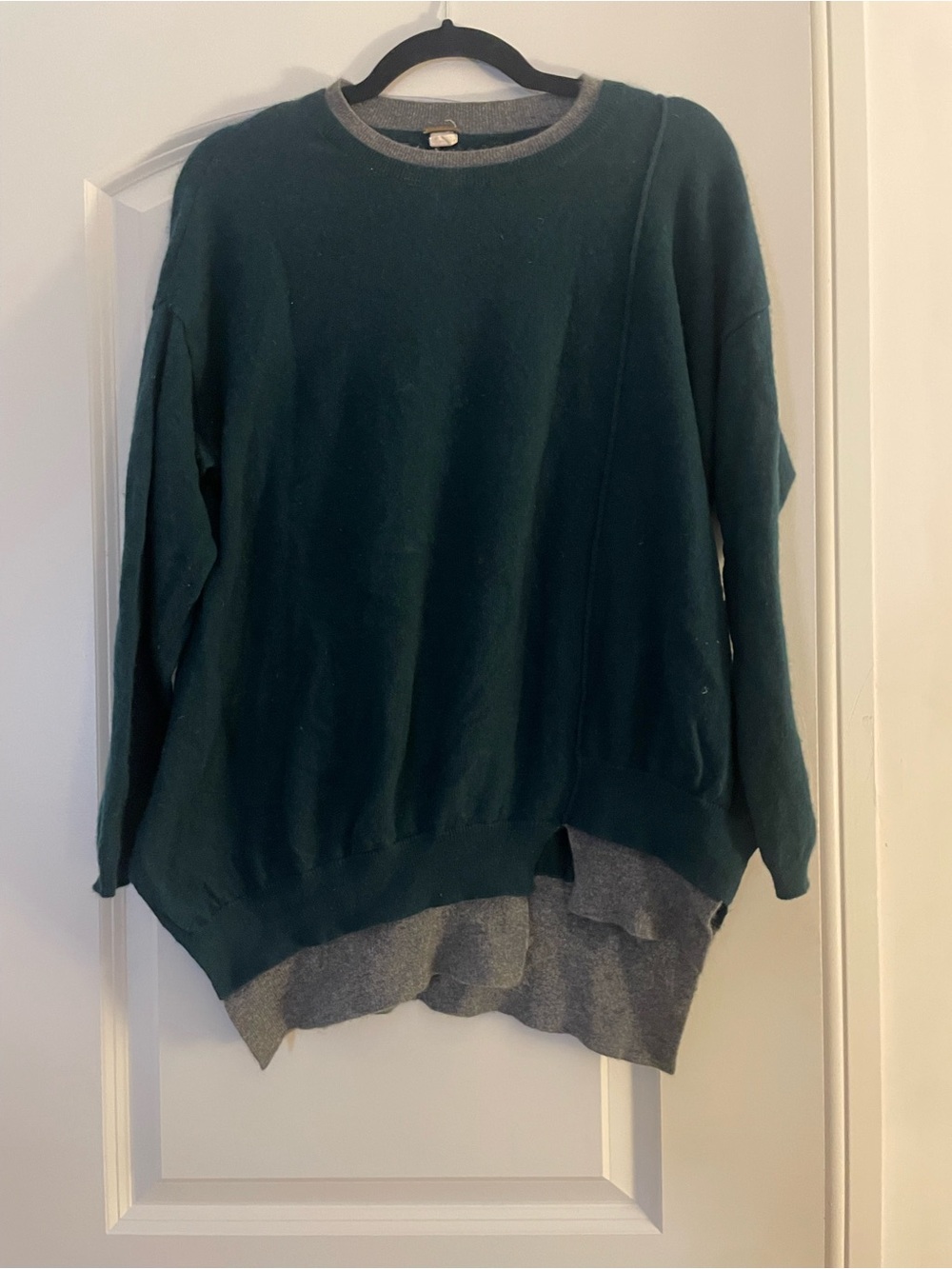 ZOE COUTURE Women's Forest Green Asymmetrical Hem Crewneck Cashmere Sweater